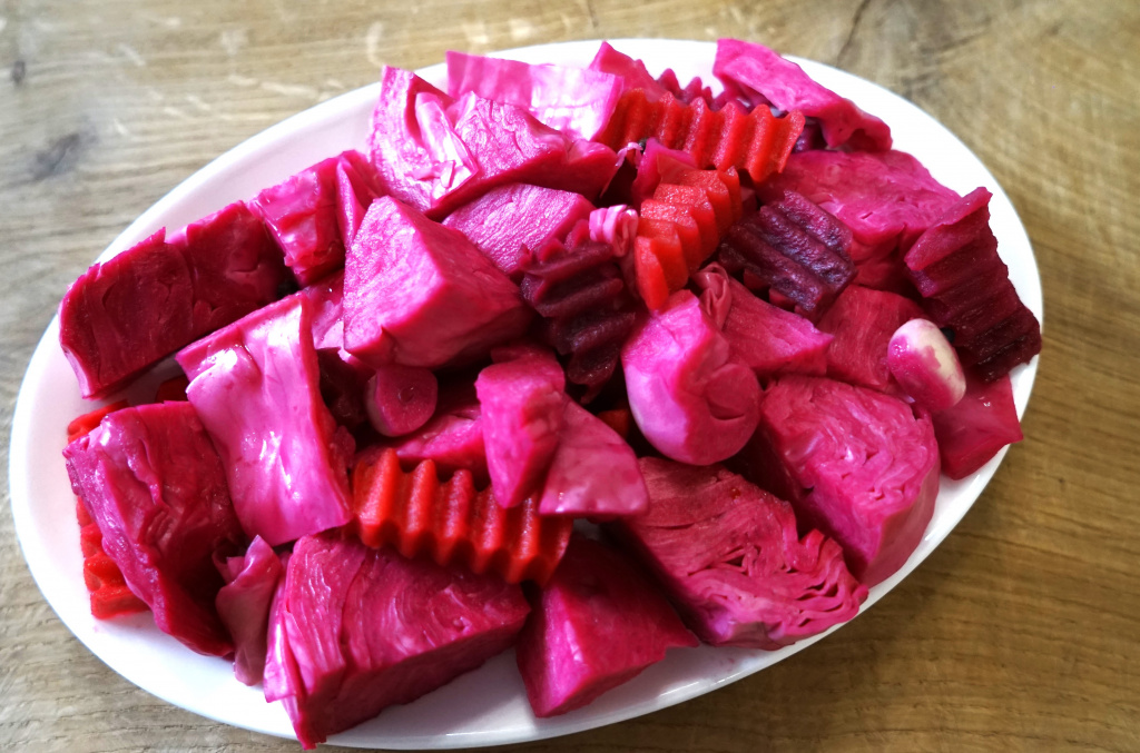 Капуста, маринованная со свеклой